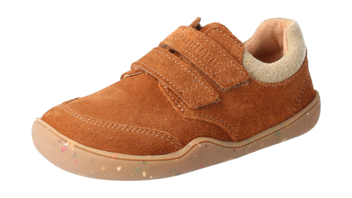 Barfußhalbschuh für Kinder mit breiter Zehenbox, flexibler Sohle und Klettverschlüssen, schräge Vorderansicht