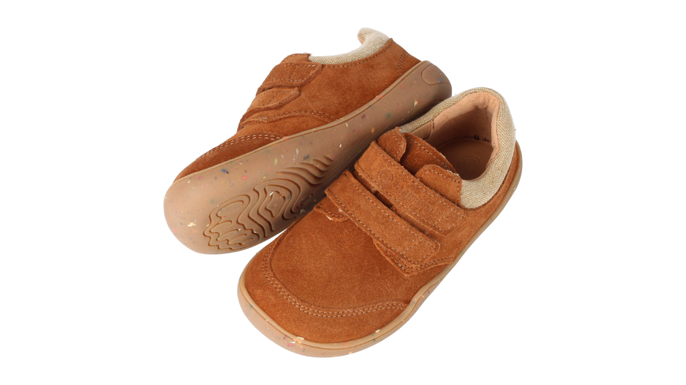 Barfußhalbschuh für Kinder mit breiter Zehenbox und Klettverschlüssen, schräge Vorderansicht als Paar
