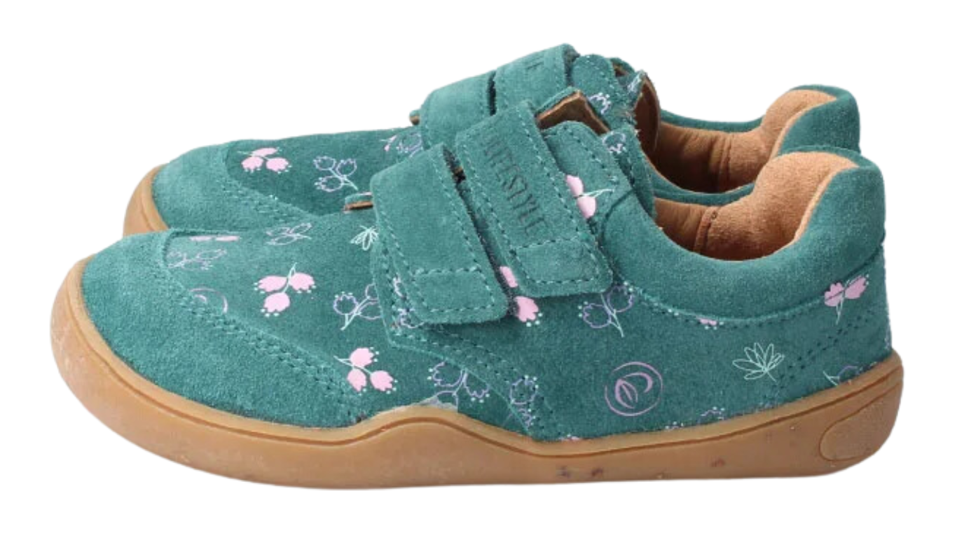 Barfußhalbschuh für Kinder mit breiter Zehenbox und Klettverschlüssen, Seitenansicht außen