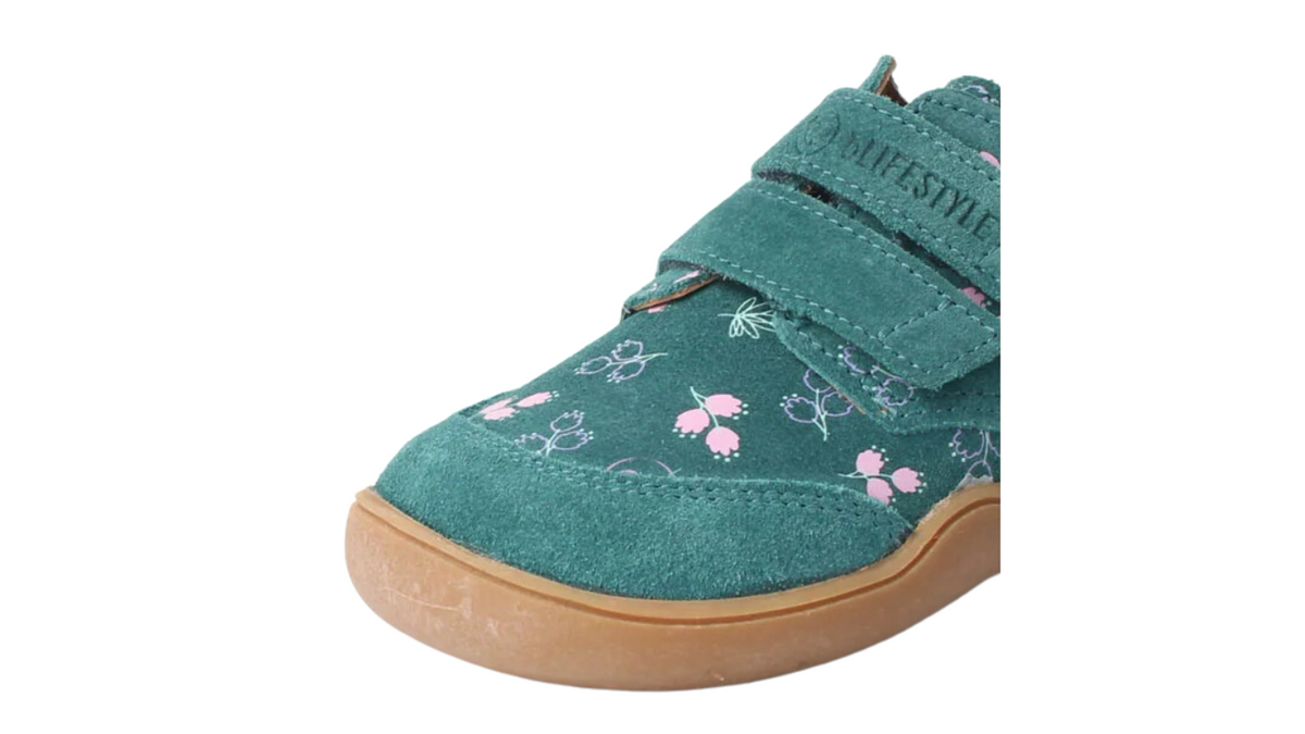 Barfußhalbschuh für Kinder mit breiter Zehenbox und Klettverschlüssen, schräge Vorderansicht