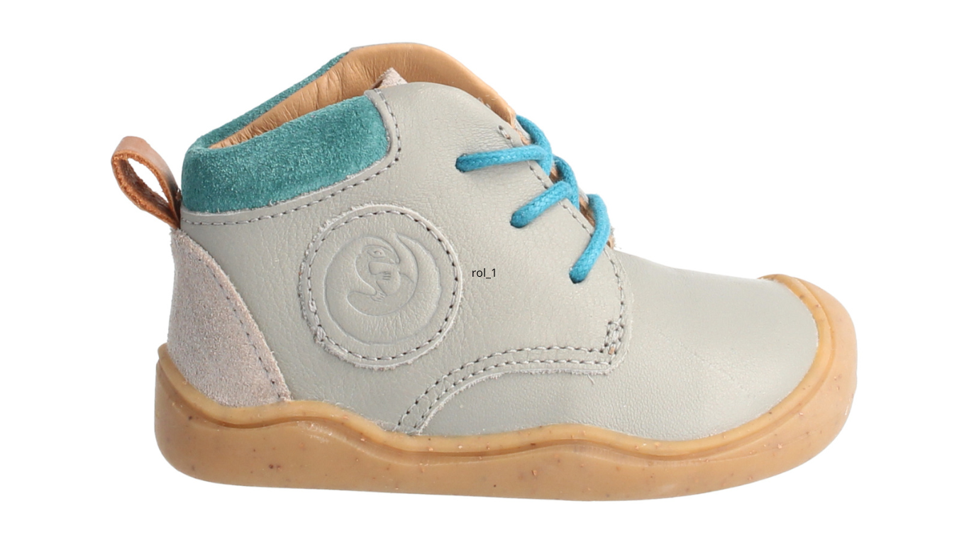 Knöchelhoher Barfußschuh für Kinder mit breiter Zehenbox, flexibler Sohle und Schnürung, geschlossene Zehen und geschlossener Fersenbereich, Seitenansicht außen