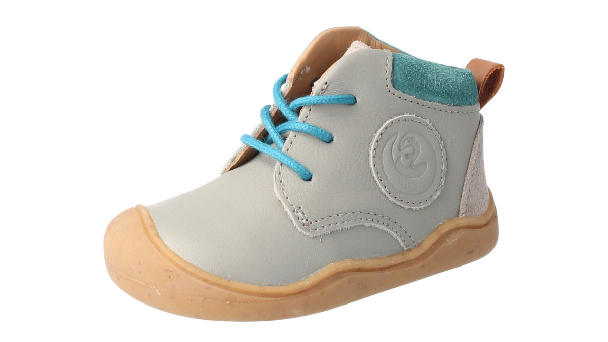 Knöchelhoher Barfußschuh für Kinder mit breiter Zehenbox, flexibler Sohle und Schnürung, geschlossene Zehen und geschlossener Fersenbereich, schräge Vorderansicht