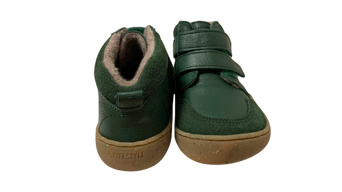 Paar halbhohe Barfußschuhe für Kinder mit zwei Klettverschlüssen und breiter Zehenbox, Vorder- und Rückansicht