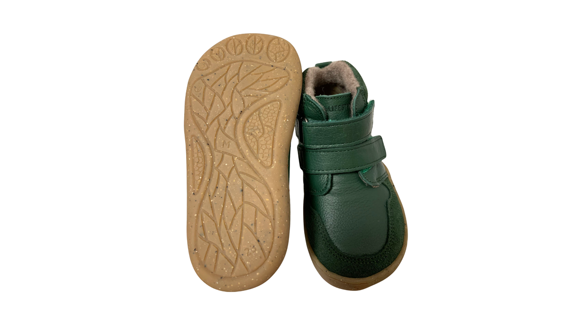 Zwei halbhohe Barfußschuhe für Kinder, einer mit sichtbarer Laufsohle, einer mit Klettverschlüssen, Ansicht von unten und Draufsicht