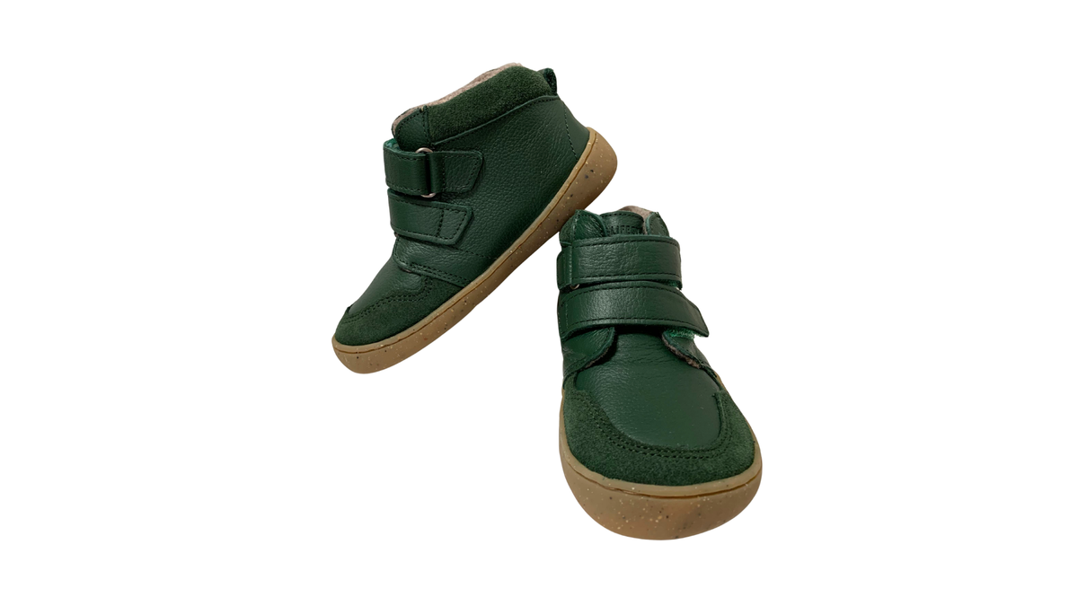 Zwei halbhohe Barfußschuhe für Kinder mit Klettverschlüssen, einer Seitenansicht innen, einer Vorderansicht