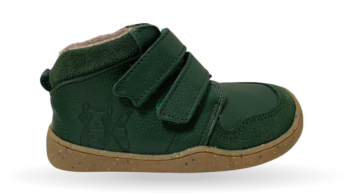 Halbhoher Barfußschuh für Kinder mit zwei Klettverschlüssen, breiter Zehenbox und geschlossener Ferse, Seitenansicht außen