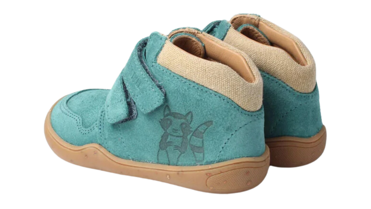 Knöchelhoher Barfußschuh für Kinder mit breiter Zehenbox, flexibler Sohle und Klettverschluss, Seitenansicht außen