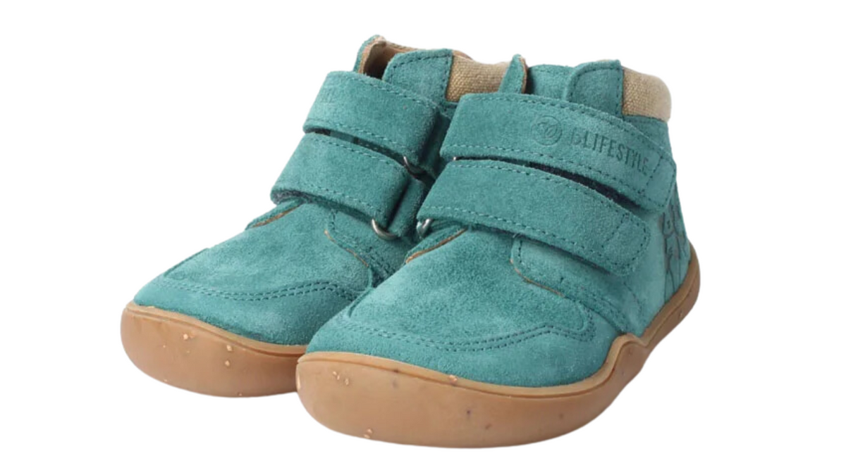 Knöchelhoher Barfußschuh für Kinder mit breiter Zehenbox, flexibler Sohle und Klettverschluss, schräge Vorderansicht als Paar