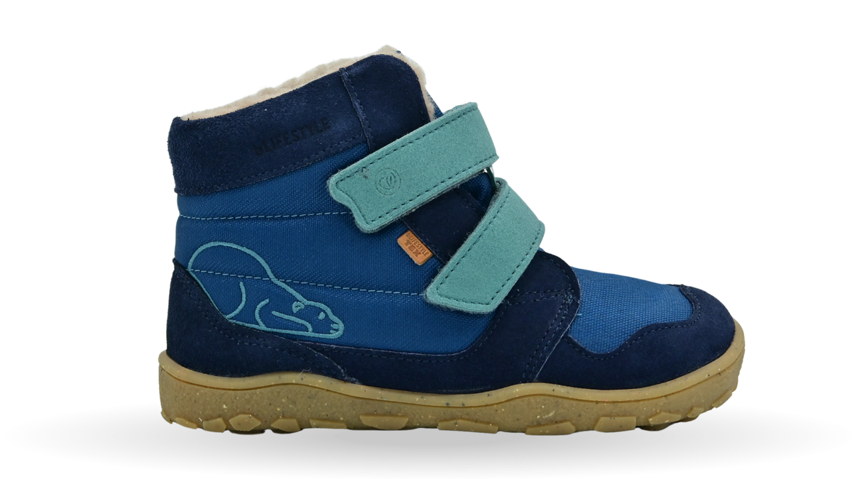 Kinder-Barfußwinterstiefel mit zwei Klettverschlüssen, gefüttertem Schaftrand und profilierter Sohle, Seitenansicht außen