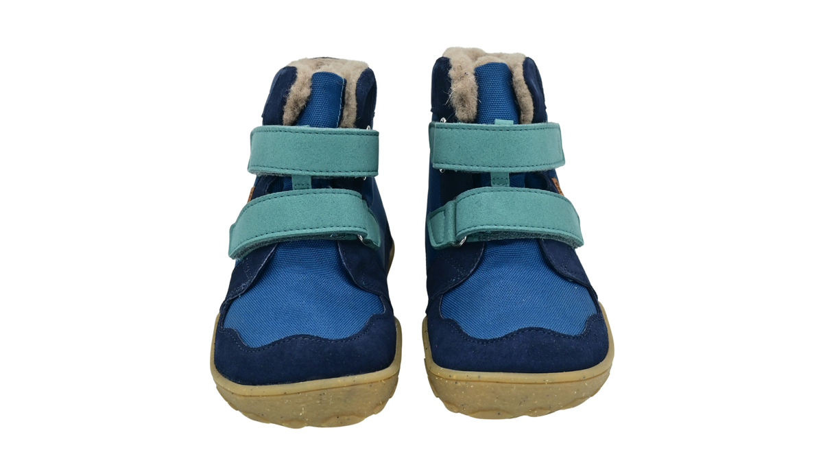 Kinder-Barfußwinterstiefel als Paar mit zwei Klettverschlüssen, breiter Zehenbox und sichtbarem Innenfutter, schräge Vorderansicht