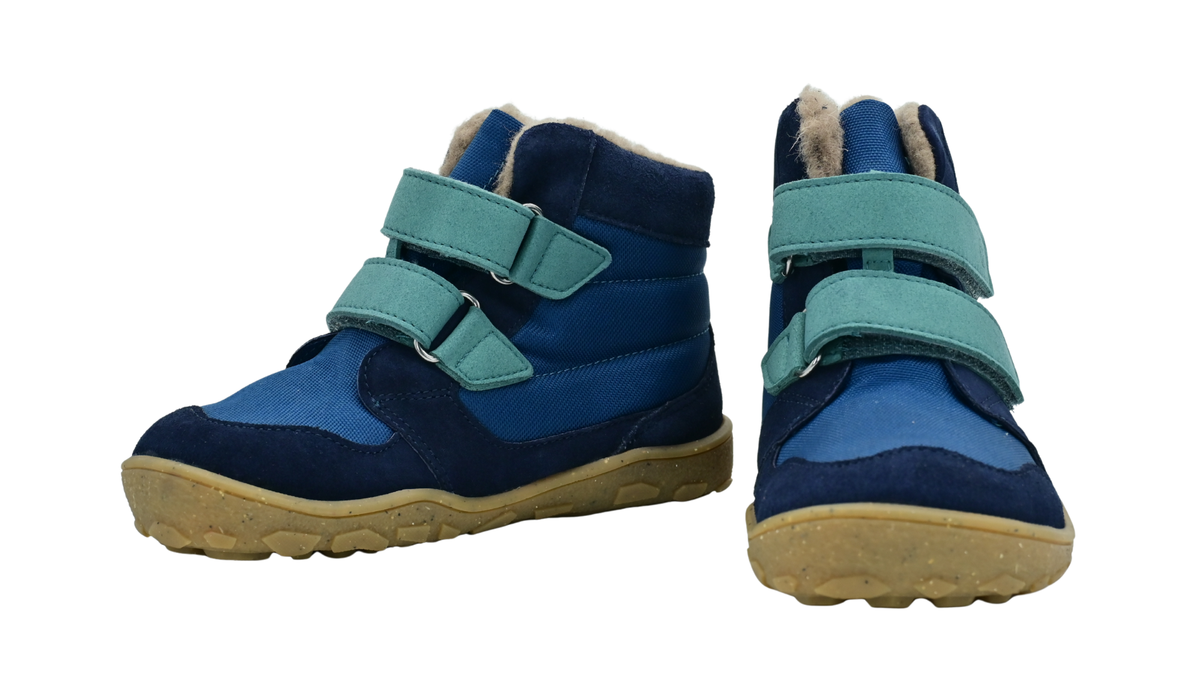 Kinder-Barfußwinterstiefel als Paar mit zwei Klettverschlüssen, geschlossener Zehenbox und Profilsohle, schräge Vorderansicht