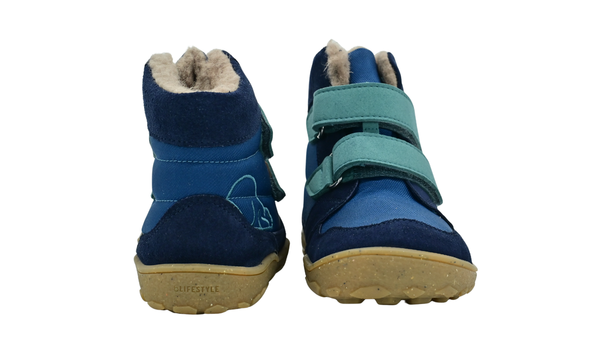 Kinder-Barfußwinterstiefel als Paar mit gefüttertem Schaftrand, geschlossener Ferse und zwei Klettverschlüssen, Rückansicht