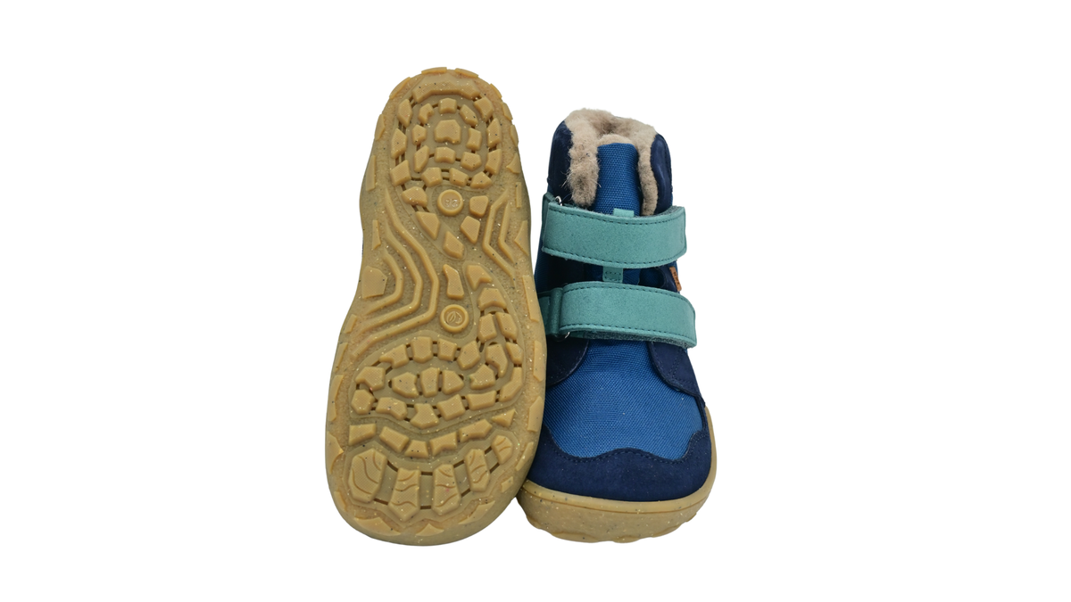 Kinder-Barfußwinterstiefel mit zwei Klettverschlüssen und profilierter Laufsohle, Ansicht von unten