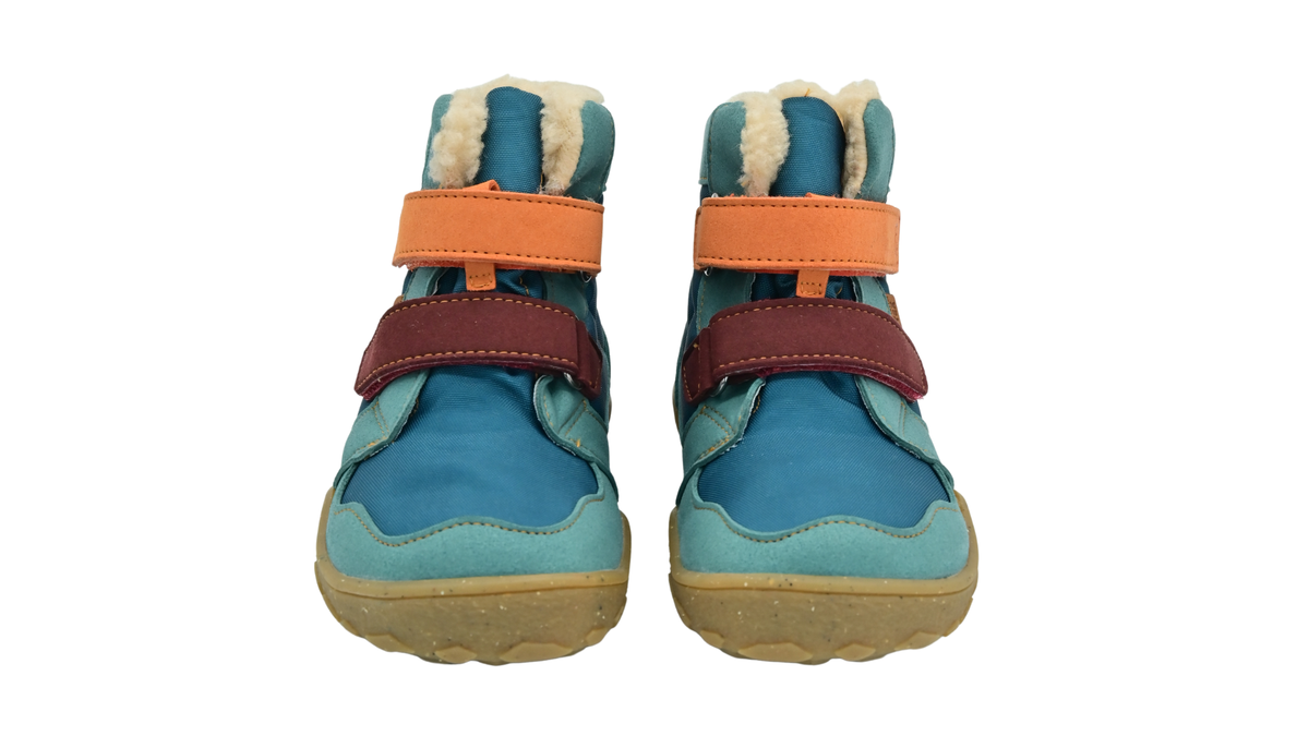 Kinder-Barfußwinterstiefel als Paar mit zwei Klettverschlüssen, breiter Zehenbox und sichtbarem Innenfutter, schräge Vorderansicht