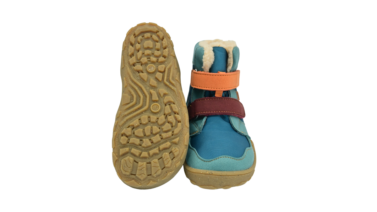Kinder-Barfußwinterstiefel mit zwei Klettverschlüssen und profilierter Laufsohle, Ansicht von unten