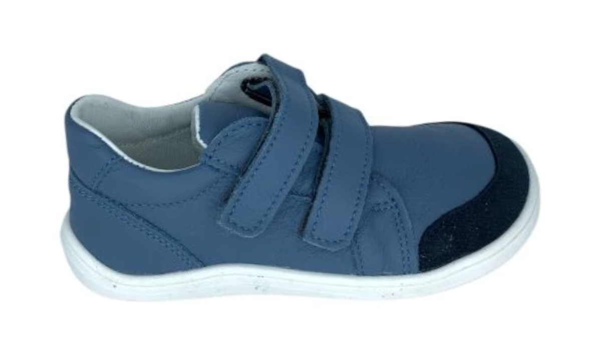 Barfußschuh mit zwei Klettverschlüssen, breite Zehenbox, flexible Sohle, geschlossener Fersenbereich, niedriger Schaft, Seitenansicht außen