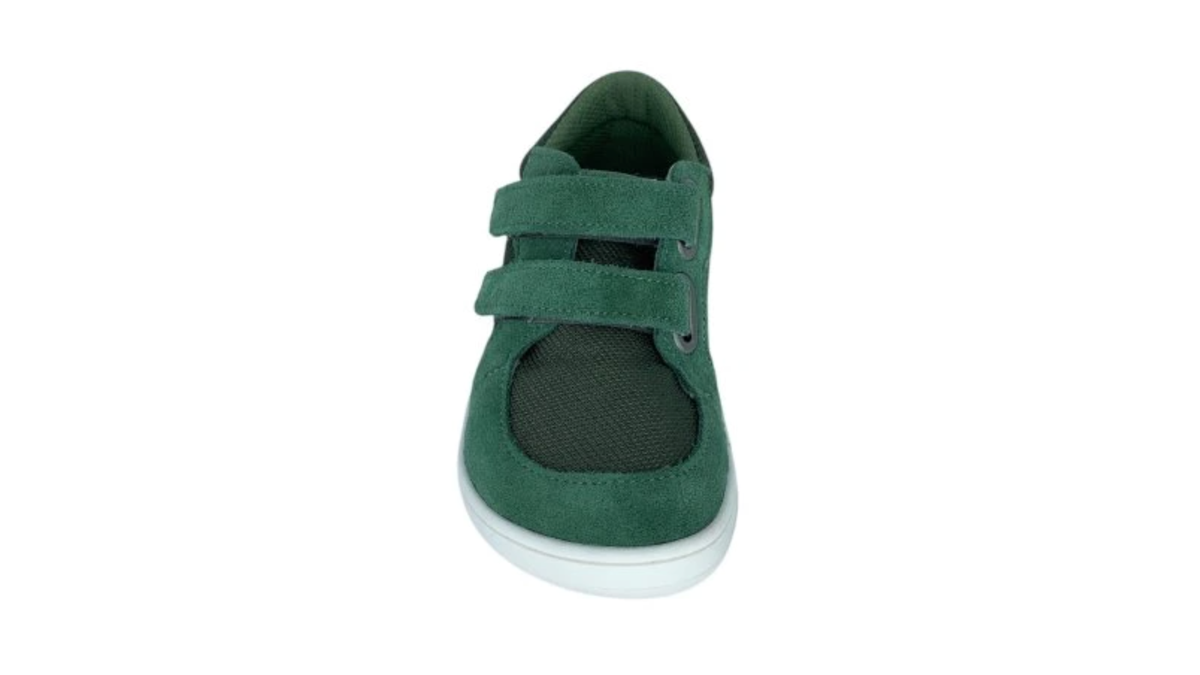 Barfußschuh mit zwei Klettverschlüssen, breite Zehenbox, flexible Sohle, geschlossener Fersenbereich, niedriger Schaft, schräge Vorderansicht