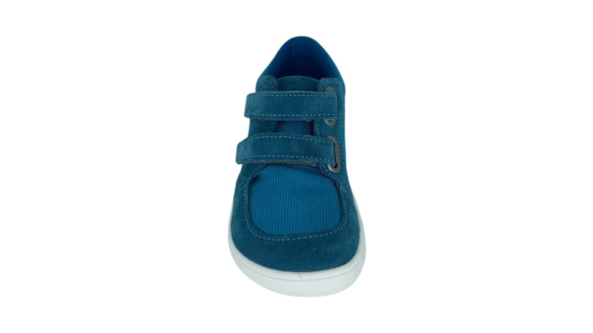 Barfußschuh mit zwei Klettverschlüssen, breite Zehenbox, flexible Sohle, geschlossener Fersenbereich, niedriger Schaft, Frontansicht.