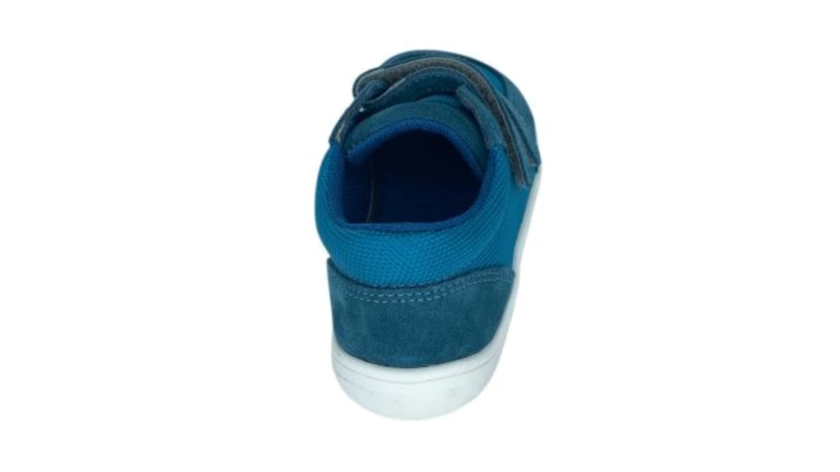Barfußschuh mit zwei Klettverschlüssen, breite Zehenbox, flexible Sohle, geschlossener Fersenbereich, niedriger Schaft, Rückansicht
