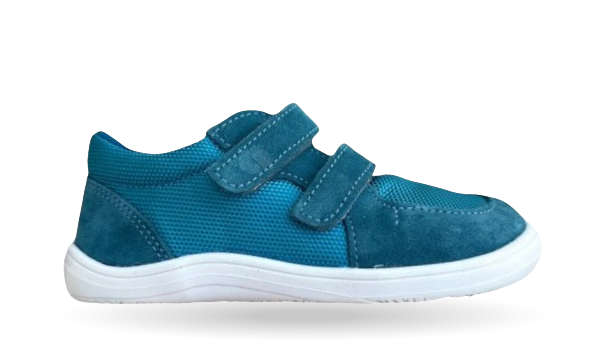 Barfußschuh mit zwei Klettverschlüssen, breite Zehenbox, flexible Sohle, geschlossener Fersenbereich, niedriger Schaft, Seitenansicht außen