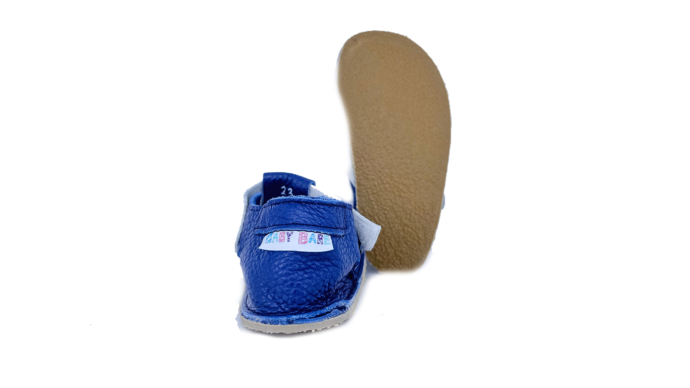 Barfußsandale für Kinder, Rückansicht. Offener Fersenbereich mit Fersenriemen, flache flexible Sohle.