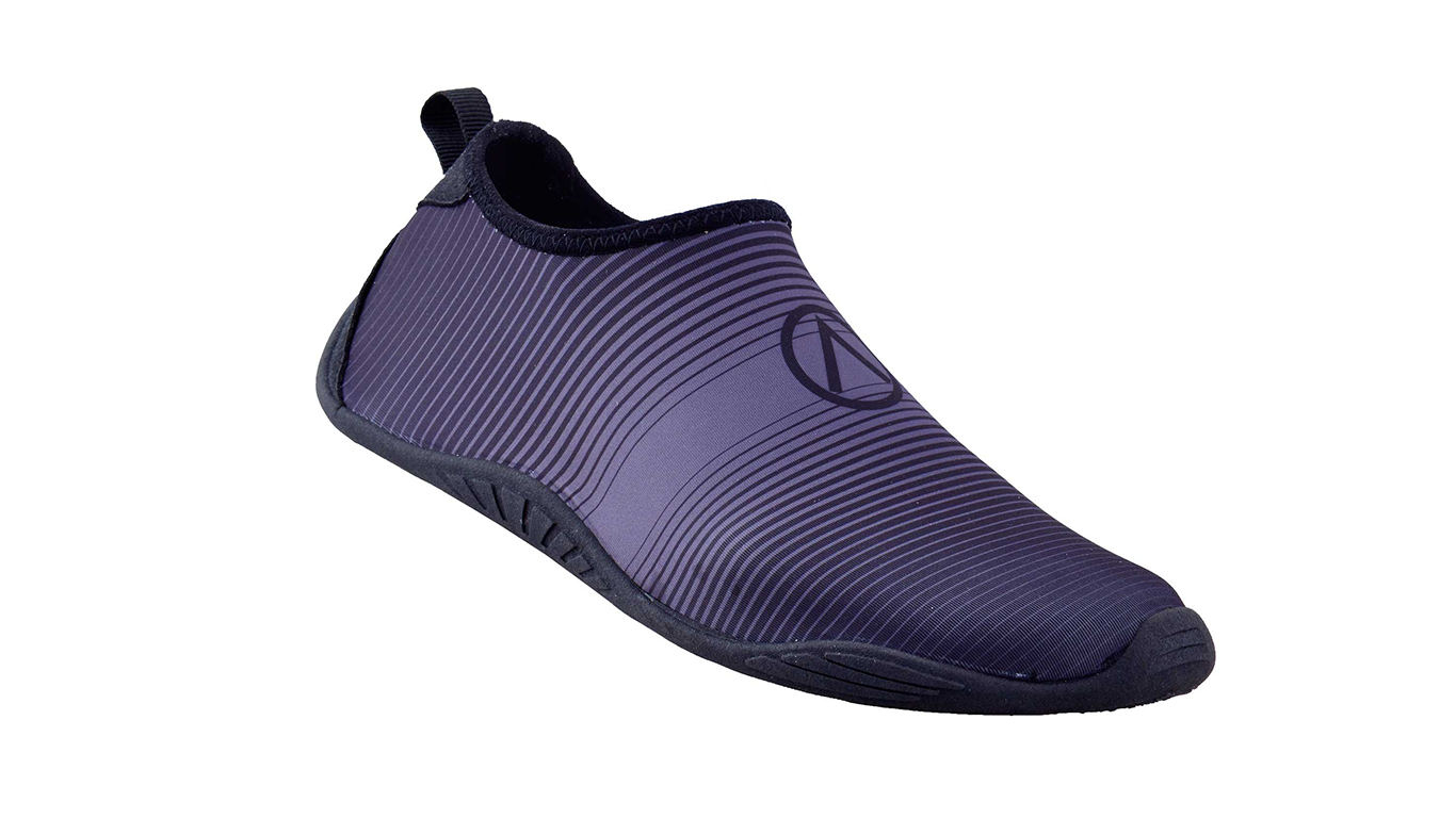 Barfußschuh, schräge Vorderansicht. Geschlossener Schuh mit elastischem Einstieg, breite Zehenbox, flexible flache Sohle.