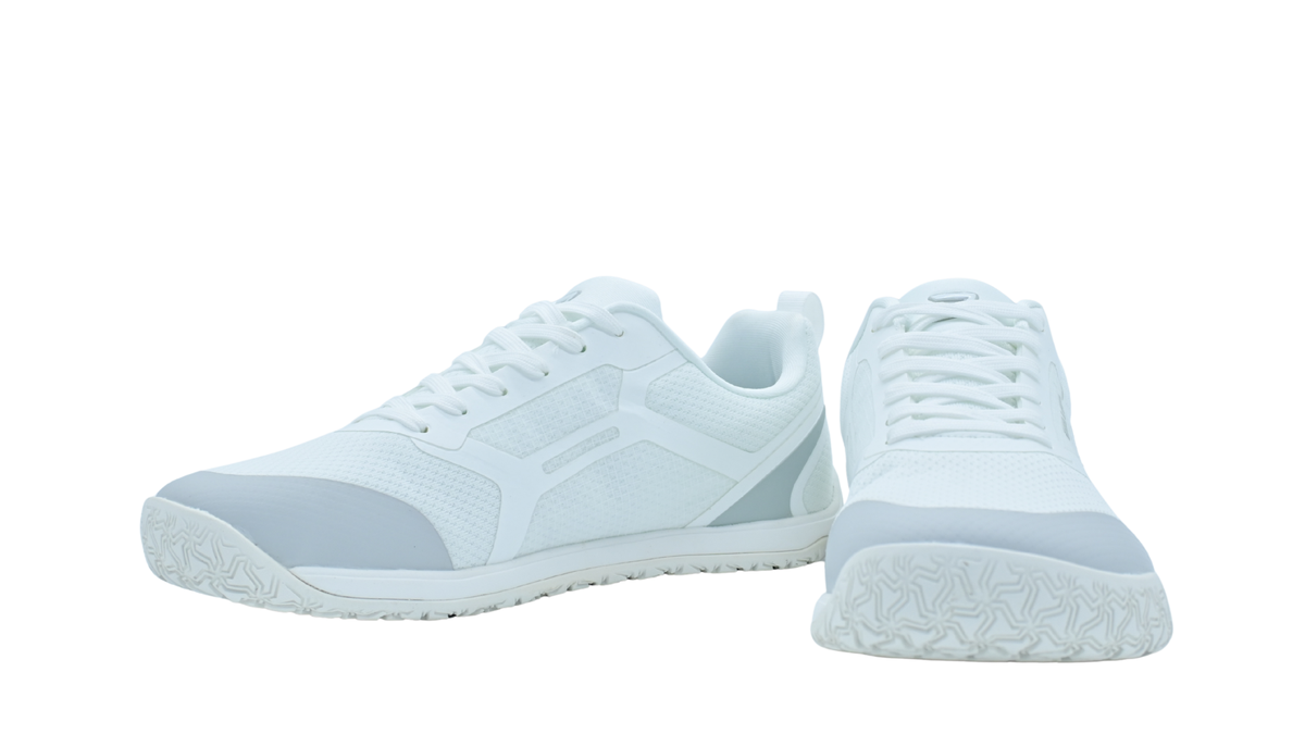 Paar sportliche Barfußschuhe für Erwachsene mit Schnürung, breiter Zehenbox und flacher Profilsohle, Seitenansicht innen und Vorderansicht