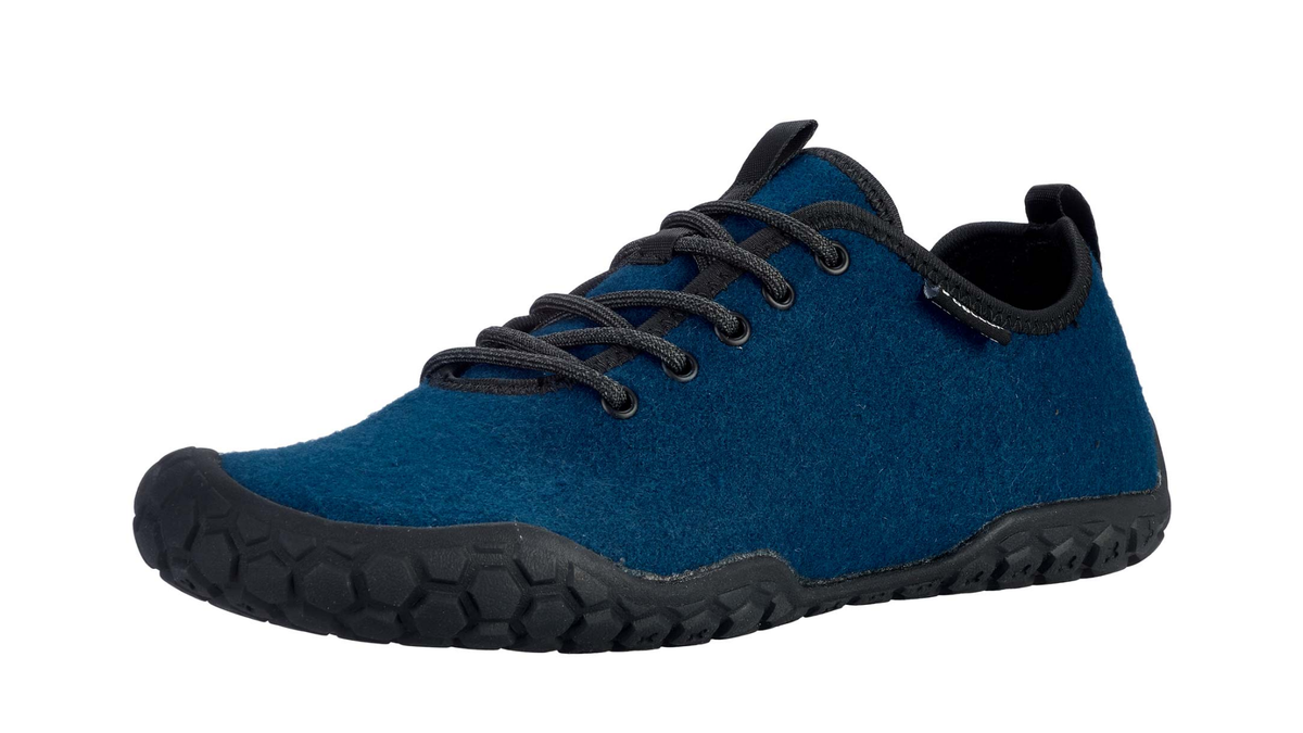 Barfußschuh für Erwachsene mit Schnürung, breiter Zehenbox und profilierter Sohle, schräge Vorderansicht