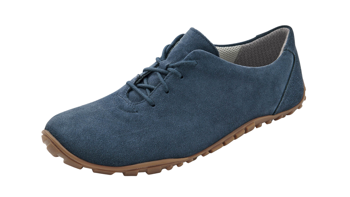Barfußhalbschuh für Erwachsene mit breiter Zehenbox, Schnürung, flachem Schaft und geschlossener Ferse, schräge Vorderansicht.