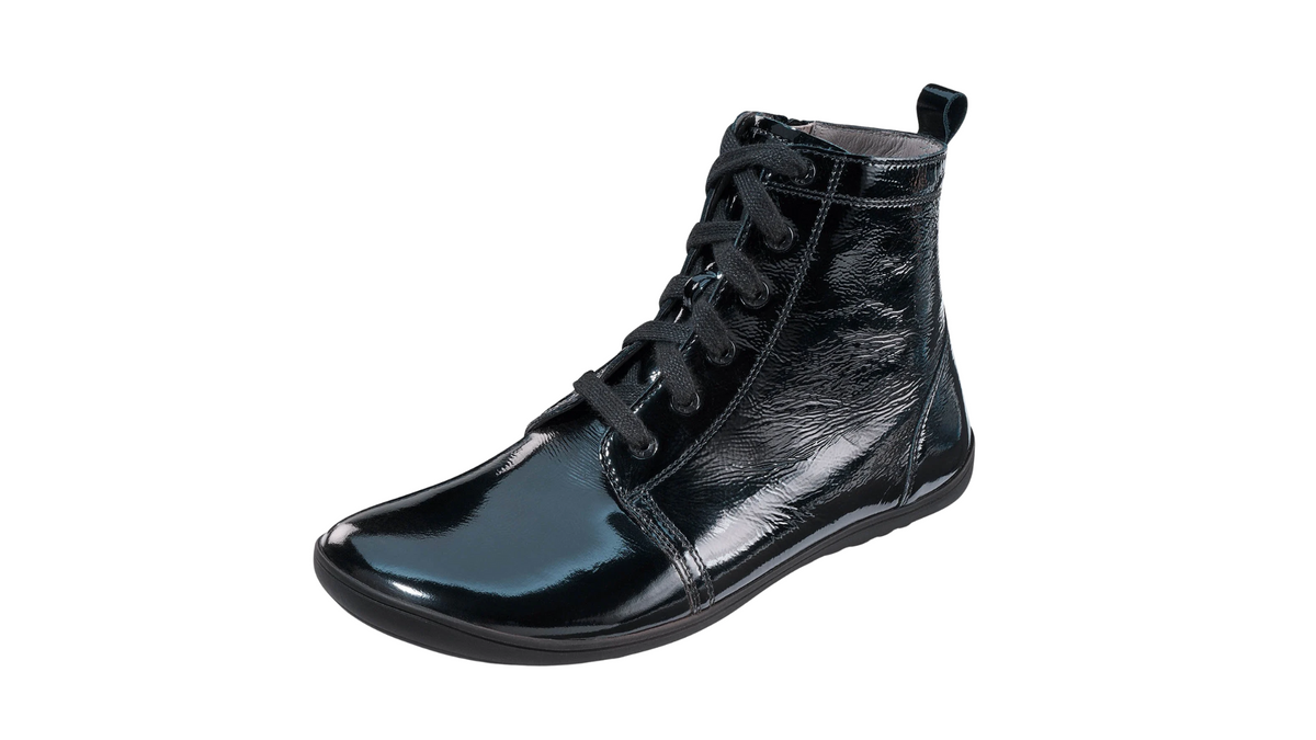 Barfußstiefel für Erwachsene mit breiter Zehenbox, Schnürung, hohem Schaft und geschlossener Ferse, schräge Vorderansicht.