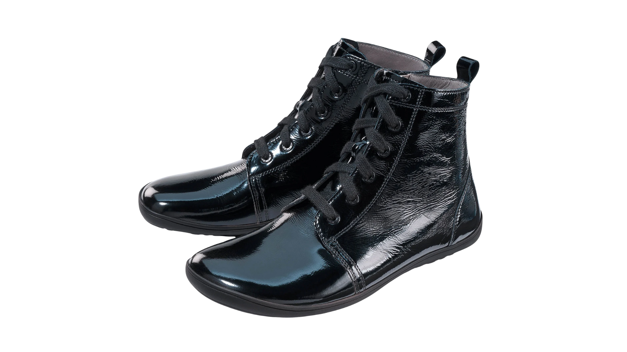 Barfußstiefel für Erwachsene mit breiter Zehenbox, Schnürung, hohem Schaft und geschlossener Ferse, schräge Vorderansicht als Paar.