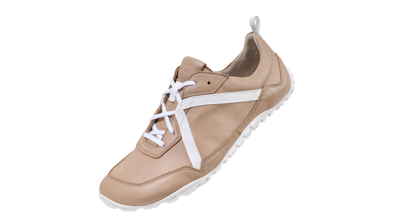 Bar-Junis-beige-3Barfußhalbschuh für Erwachsene mit Schnürung und geschlossener Zehenbox, schräge Vorderansicht von oben