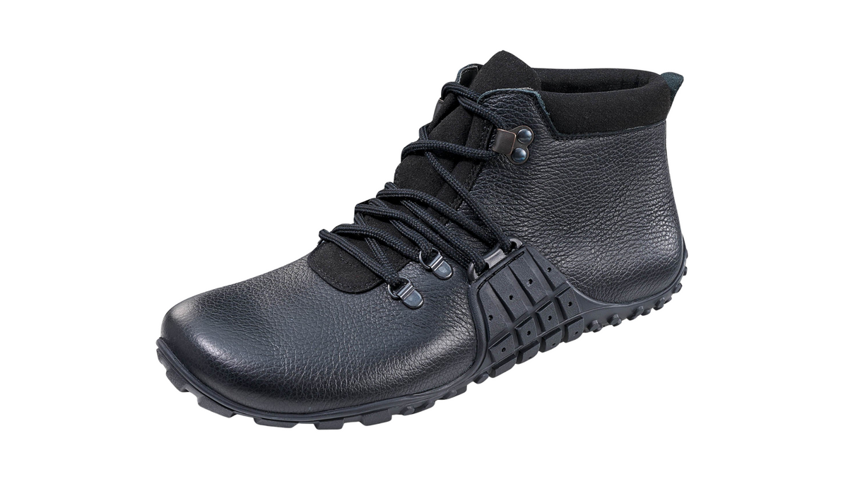 Barfußstiefel für Erwachsene mit breiter Zehenbox, Schnürung, hohem Schaft und geschlossener Ferse, schräge Vorderansicht.