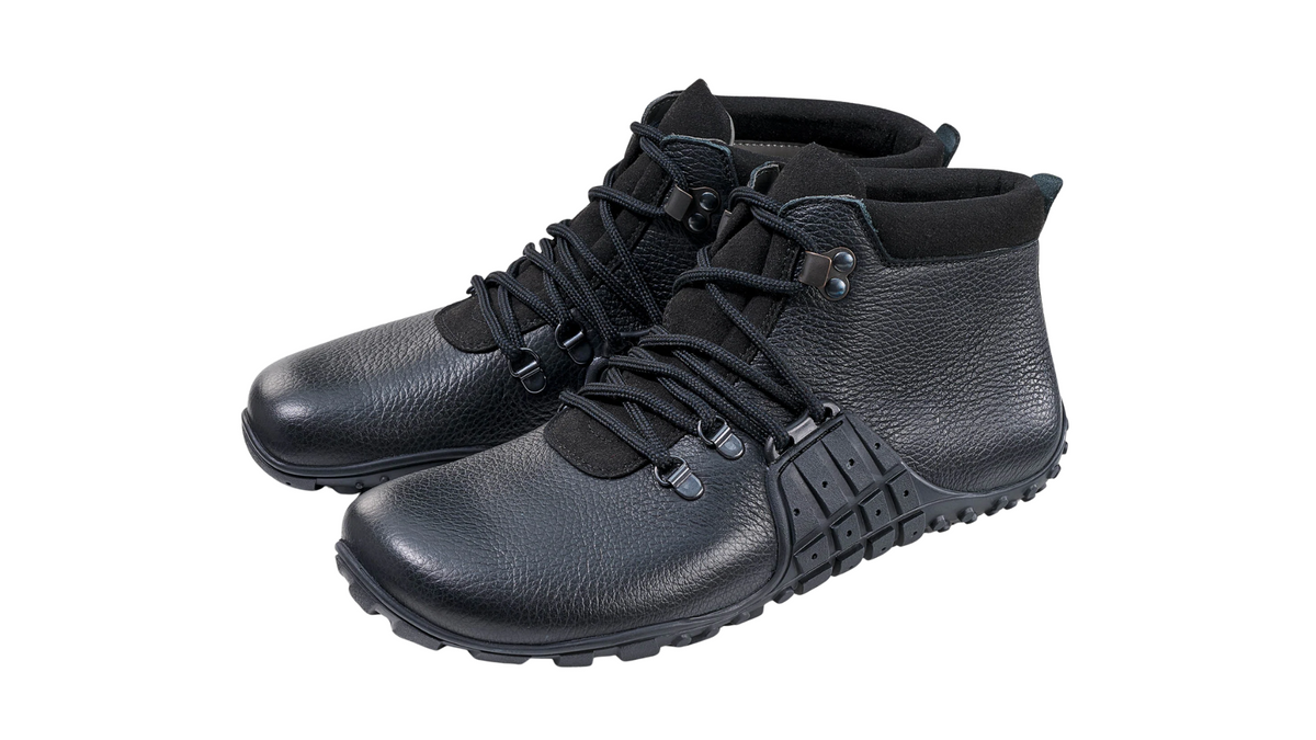 Barfußstiefel für Erwachsene mit breiter Zehenbox, Schnürung, hohem Schaft und geschlossener Ferse, schräge Vorderansicht als Paar.