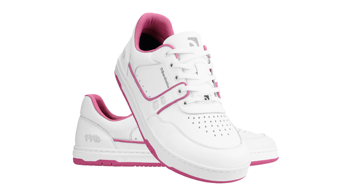 Barfußschuh für Erwachsene mit breiter Zehenbox, geschlossener Zehenbereich, geschlossener Ferse, Schnürung, flexible Sohle, schräge Vorderansicht.