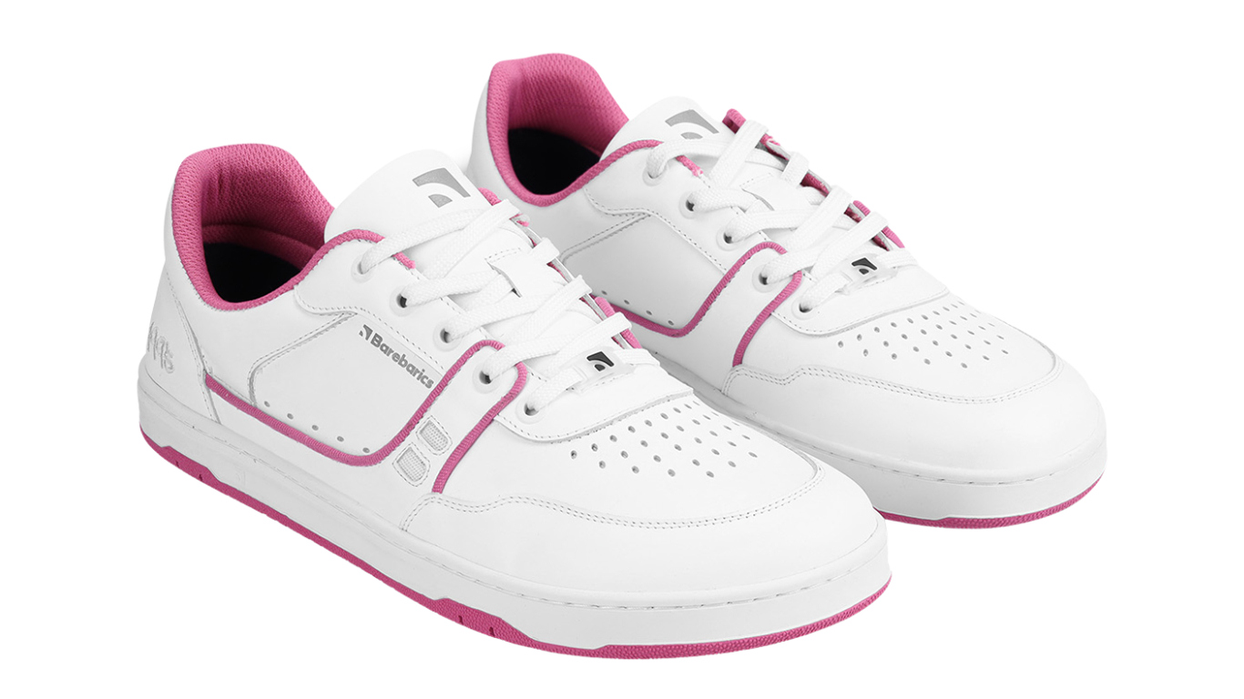 Barfußschuh für Erwachsene als Paar mit breiter Zehenbox, geschlossener Zehenbereich, geschlossener Ferse, Schnürung, flexible Sohle, schräge Vorderansicht.