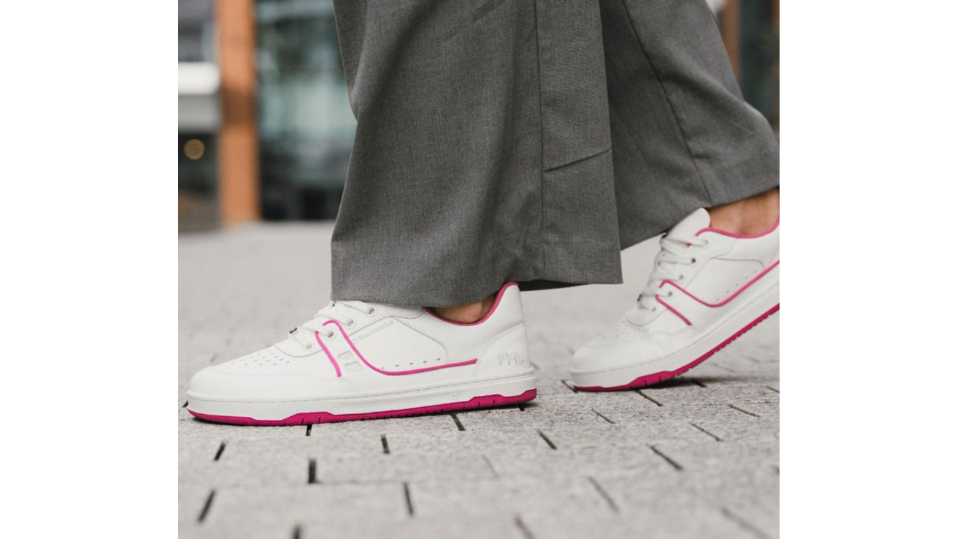 Barfußschuh für Erwachsene mit breiter Zehenbox, geschlossener Zehenbereich, geschlossener Ferse, Schnürung, flexible Sohle, Tragebild Seitenansicht