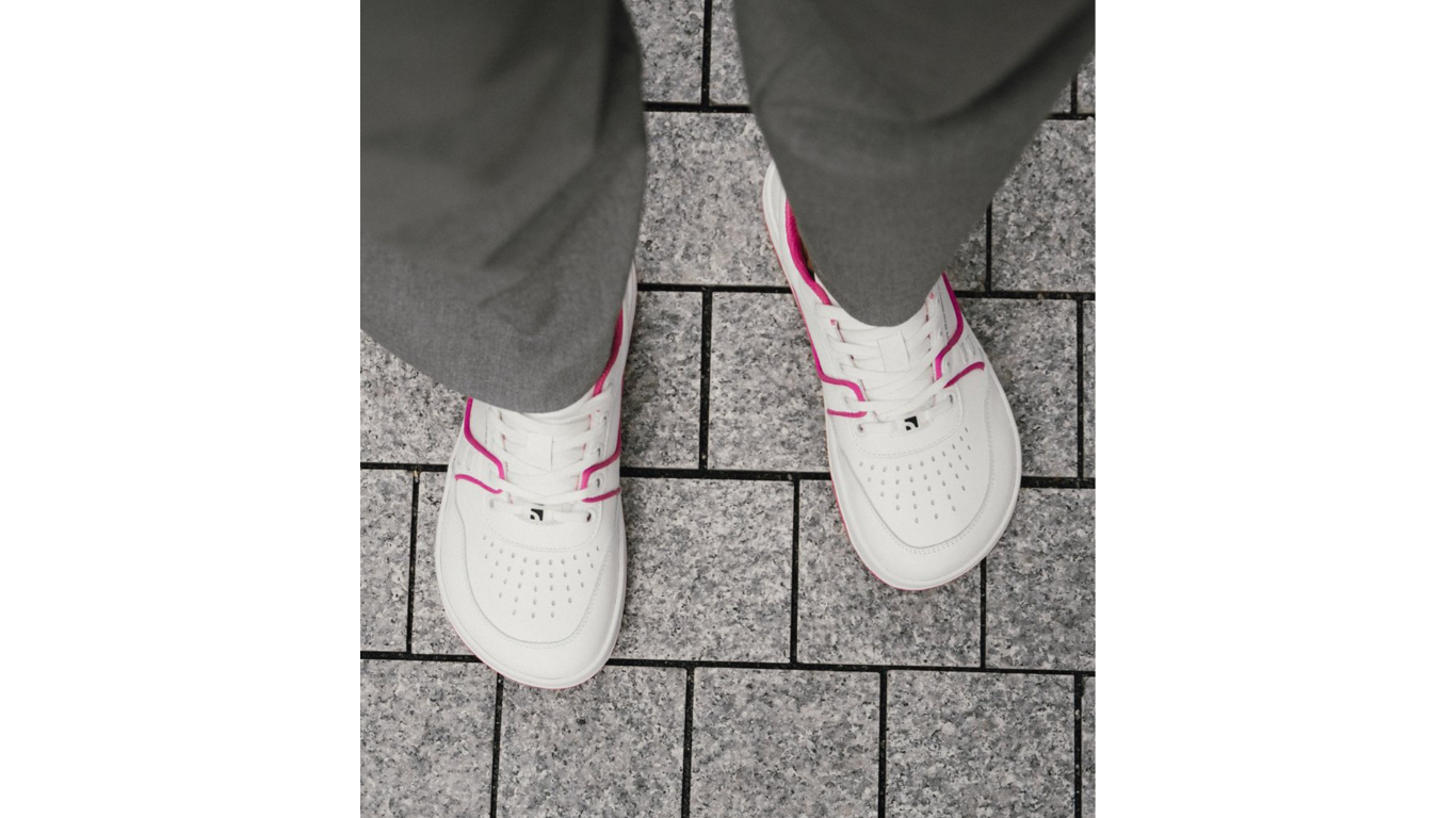 Barfußschuh für Erwachsene mit breiter Zehenbox, geschlossener Zehenbereich, geschlossener Ferse, Schnürung, flexible Sohle, Tragebild Draufsicht.