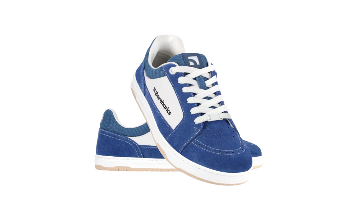 Barfußschuh für Erwachsene mit breiter Zehenbox, geschlossenem Zehenbereich, geschlossener Ferse, Schnürung, flacher flexibler Sohle, schräge Vorderansicht.