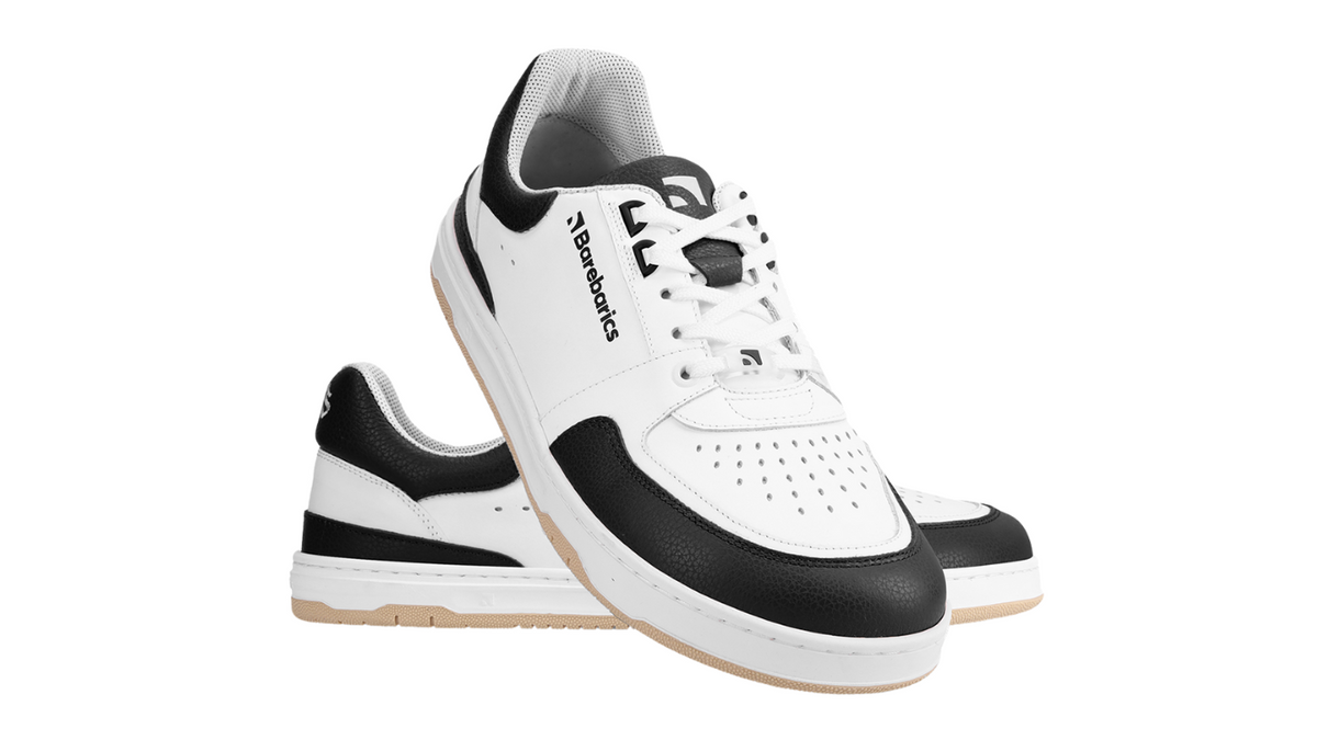 Barfußschuh für Erwachsene mit breiter Zehenbox, geschlossenem Zehenbereich, geschlossener Ferse, Schnürung, flacher flexibler Sohle, schräge Vorderansicht.