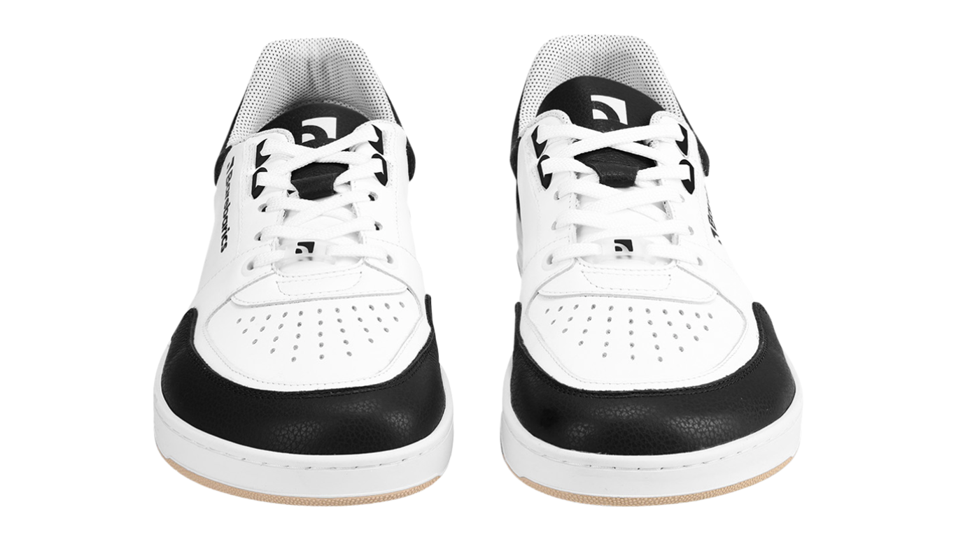 Barfußschuh für Erwachsene als Paar mit breiter Zehenbox, geschlossenem Zehenbereich, geschlossener Ferse, Schnürung, flacher flexibler Sohle, Vorderansicht.
