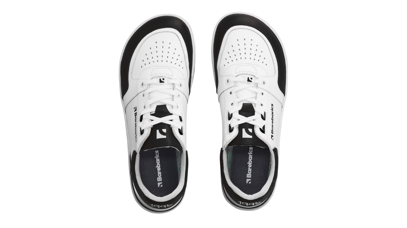 Barfußschuh für Erwachsene als Paar mit breiter Zehenbox, geschlossenem Zehenbereich, geschlossener Ferse, Schnürung, flacher flexibler Sohle, Draufsicht.
