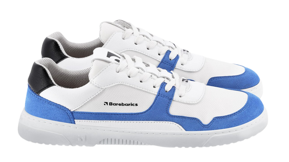 Barfußschuh für Erwachsene als Paar mit breiter Zehenbox, geschlossenem Zehenbereich, geschlossener Ferse, Schnürung, flacher flexibler Sohle, Seitenansicht außen.