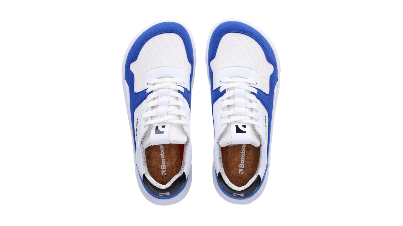 Barfußschuh für Erwachsene als Paar mit breiter Zehenbox, geschlossenem Zehenbereich, geschlossener Ferse, Schnürung, flacher flexibler Sohle, Draufsicht.