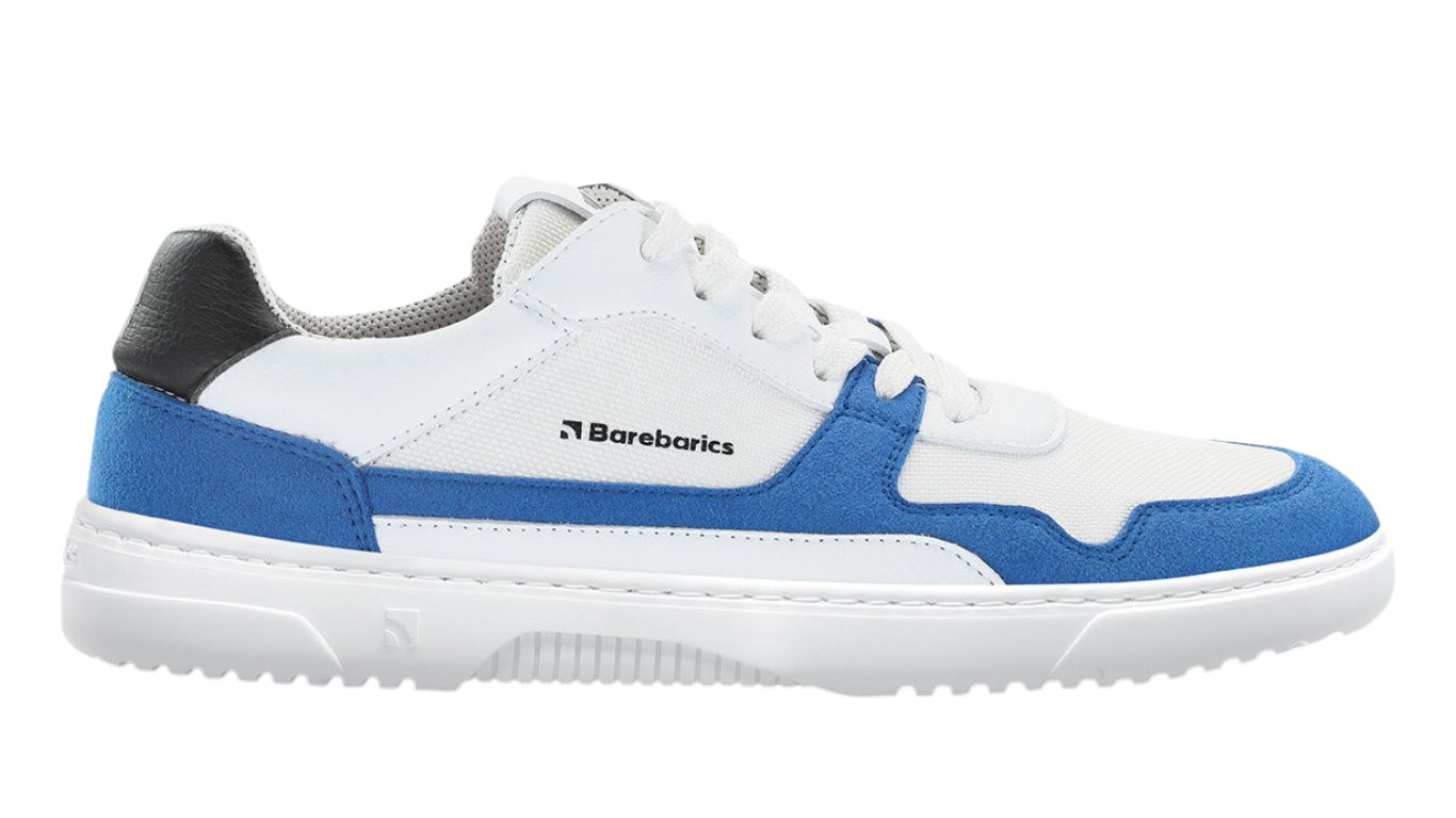 Barfußschuh für Erwachsene mit breiter Zehenbox, geschlossenem Zehenbereich, geschlossener Ferse, Schnürung, flacher flexibler Sohle, Seitenansicht außen.