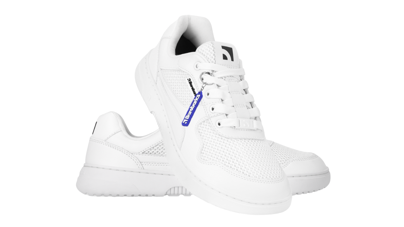 Barebarics Zing Fresh aus Ansicht von vorne und der Seite in All White mit Mesh-Zonen und flacher, flexibler Sohle.