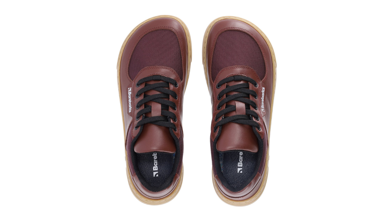 Barfußschuh für Erwachsene als Paar mit breiter Zehenbox, geschlossenem Zehenbereich, geschlossener Ferse, Schnürung, flacher flexibler Sohle, Draufsicht.