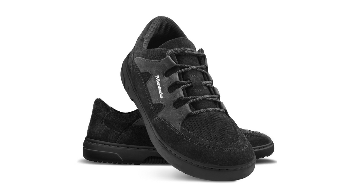 Barfußschuh für Erwachsene als Paar mit breiter Zehenbox, geschlossenem Zehenbereich, geschlossener Ferse, Schnürung, profilierte flexible Sohle, schräge Vorderansicht.