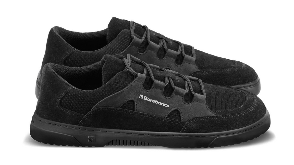 Barfußschuh für Erwachsene als Paar mit breiter Zehenbox, geschlossenem Zehenbereich, geschlossener Ferse, Schnürung, profilierte flexible Sohle, Seitenansicht.
