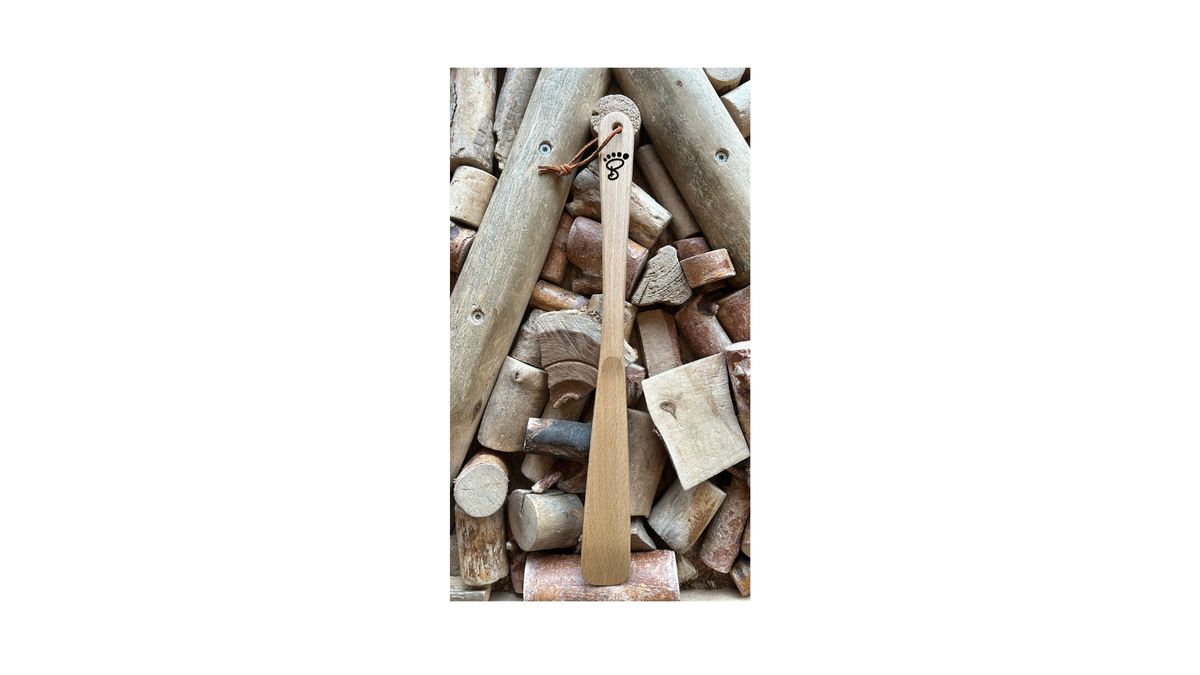 Schuhanzieher aus Holz mit Griffloch und Schlaufe, längliche Form, Detailansicht.